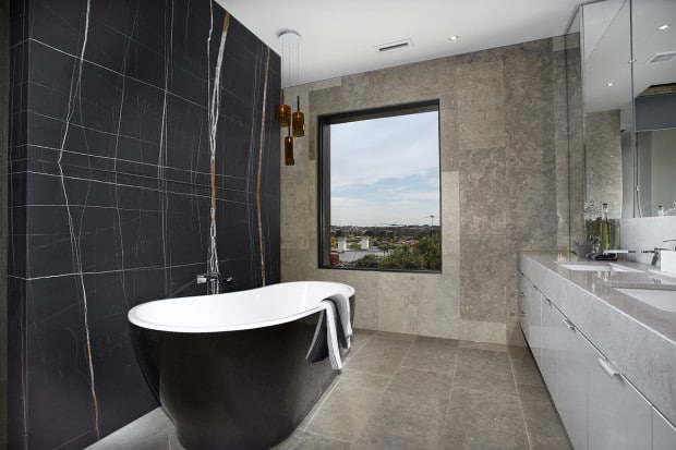 Das luxuriöse Badezimmer der ungewöhnlichen Villa. Bild: Bagnato Architects