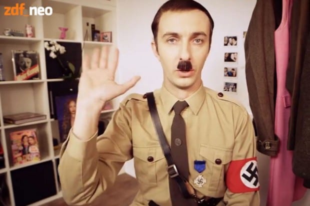 Jan Böhmermann als Hitler bei ZDF Neo