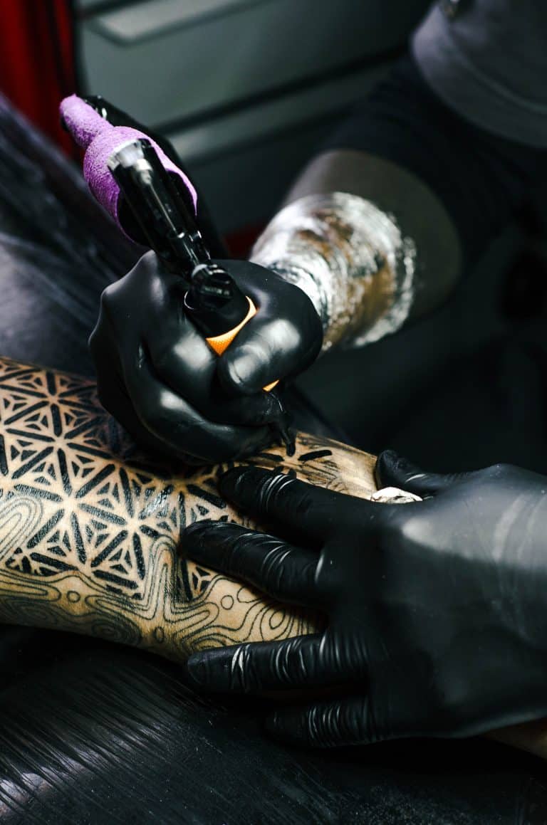 Wie schmerzhaft ist ein Tattoo? MENIFY Männermagazin