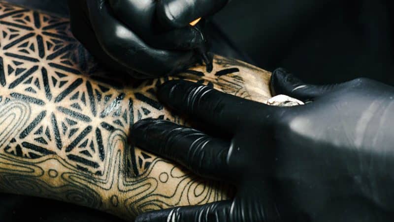 Wie schmerzhaft ist ein Tattoo? MENIFY Männermagazin
